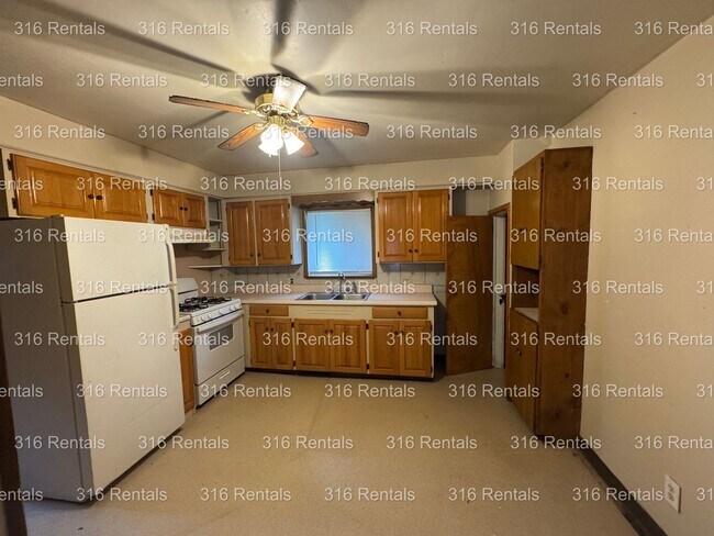 Building Photo - $1150- 4 bed 2 bath - Single Family Home