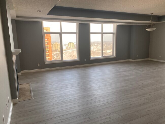 Photo du bâtiment - 9020 Jasper Av NW