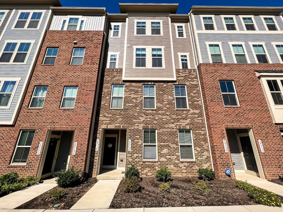 Foto principal - Luxury 3 Bedroom 2.5 Bathroom Brick Townho...