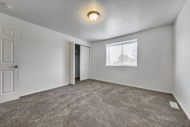 Building Photo - 2299 S Pond St