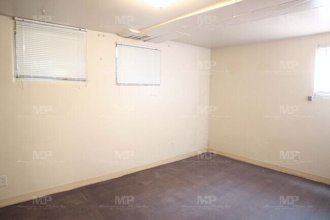 Building Photo - 640 1/2 S Meldrum St