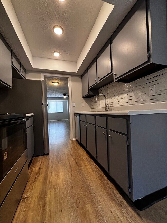 Building Photo - 2 Bed 1.5 bath Condo with Carport
