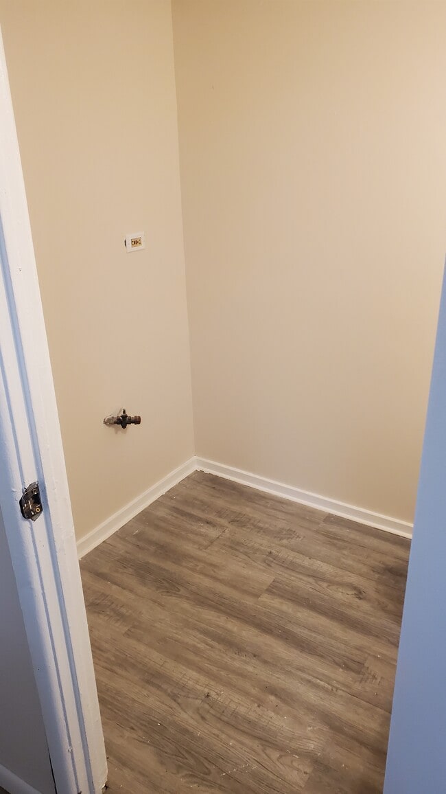 Hookups for washer/dryer - 13700 S Eggleston Ave