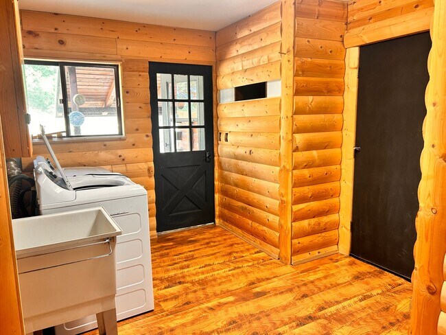 Foto del edificio - 10 Acres of Horse Property in Victor!