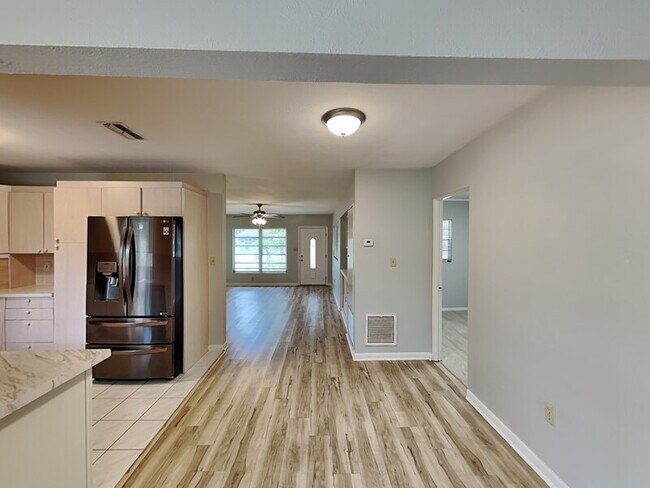 Foto del edificio - 410 N Lockwood Ridge Rd