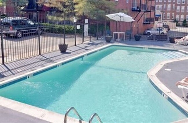 Foto del edificio - 2BR 1Bth unit. Heat/Hot Water included. Great location! Parking included! Swimming pool!