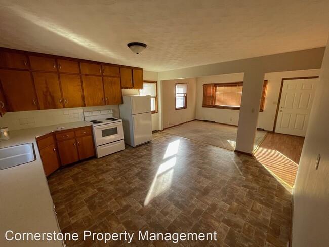 Building Photo - 3 br, 1 bath House - 122 E Elm St