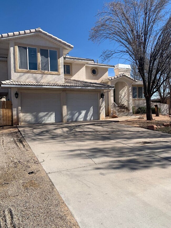 Foto del edificio - 4 Bedroom Home In Bloomington With RV Parking