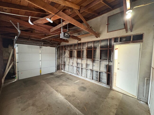 Building Photo - Home in Tulare Near Shopping & Medical Cen...