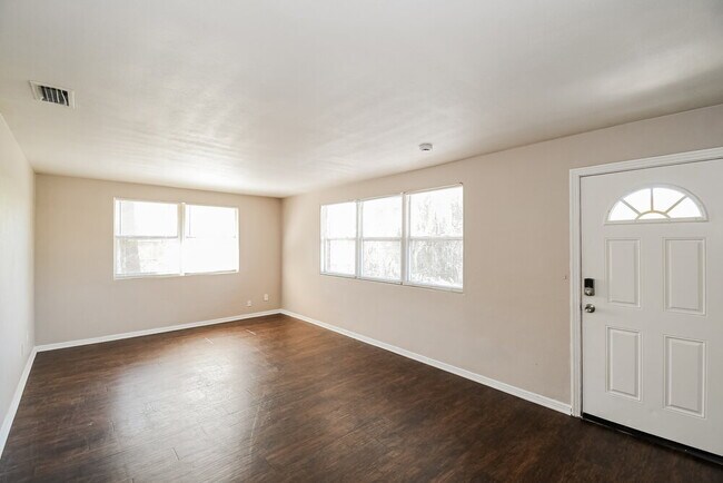 Foto del edificio - 908 Deerwood Cir S