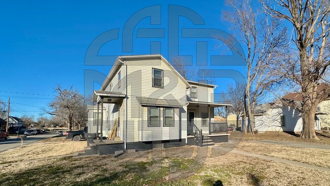 Building Photo - 130 W 10th St