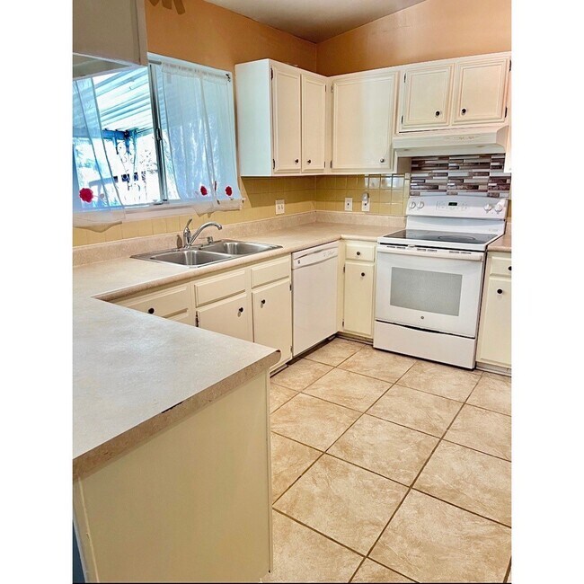 Gran cantidad de armarios para almacenamiento - 2915 Eagle Rdg