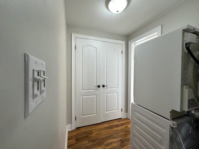 Building Photo - 899 Lakeshore Rd E