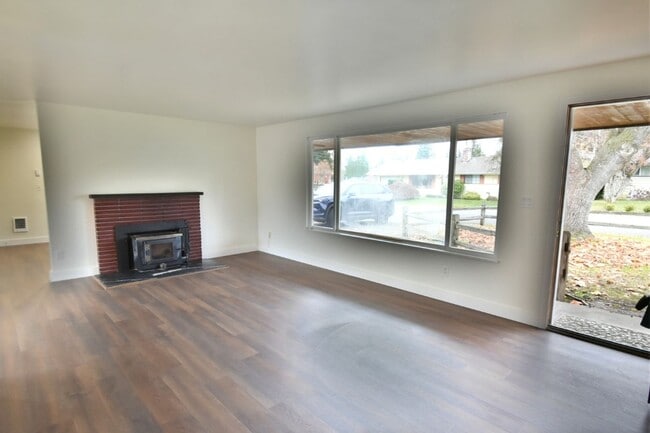 Building Photo - 3Bd/2Ba Everett House