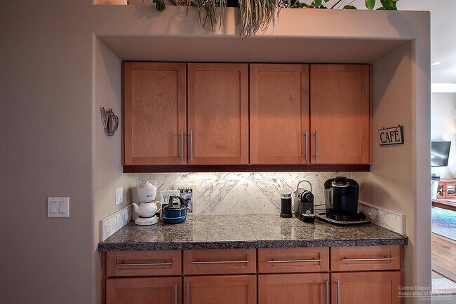Building Photo - 3 Bed (4th office/flex) 2.5 Bath NW Bend V...