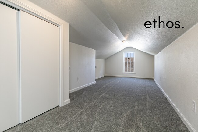 Building Photo - Newly Updated Home!