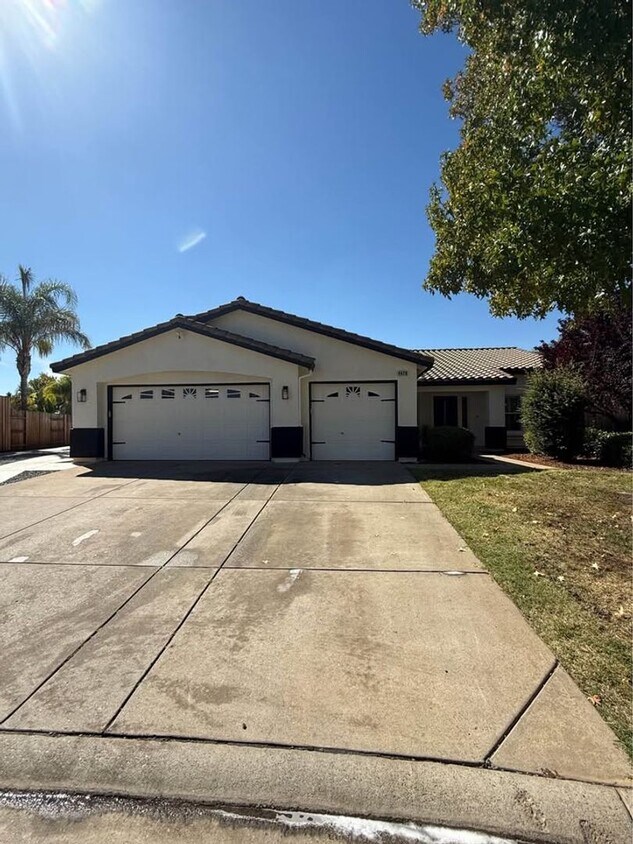 Foto principal - Beautiful Home for Rent – Mather, CA