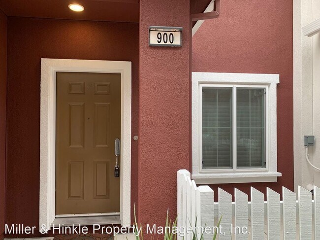 Building Photo - 2 br, 2.5 bath House - 900 Rancho Place