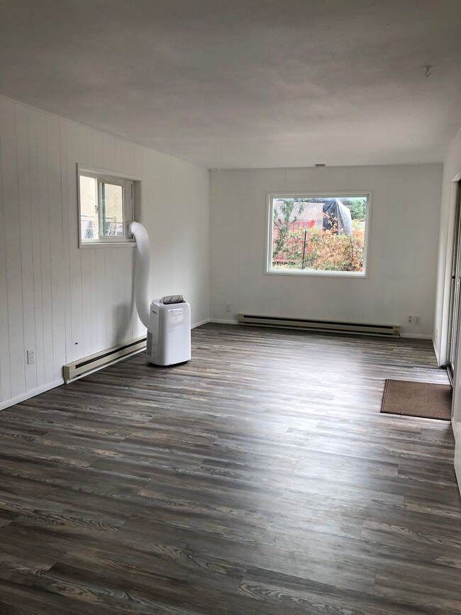 Building Photo - Recently Remodeled  2 Bedroom 1 Bathroom o...