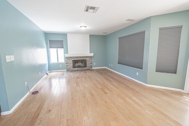 Building Photo - 5 Bedroom Home with Pool in Palmdale.