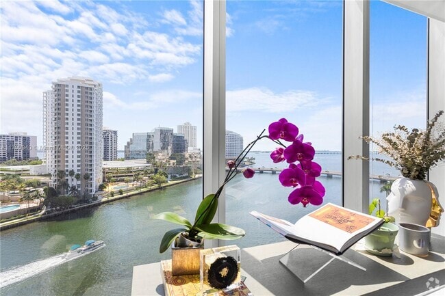 Building Photo - 495 Brickell Ave
