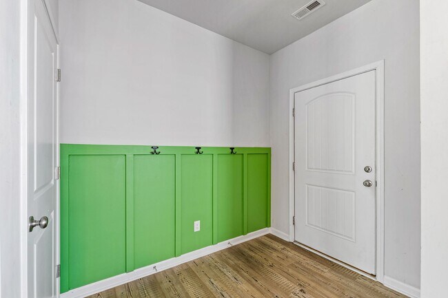 Building Photo - Modern Comfort Meets Classic Charm in Knig...