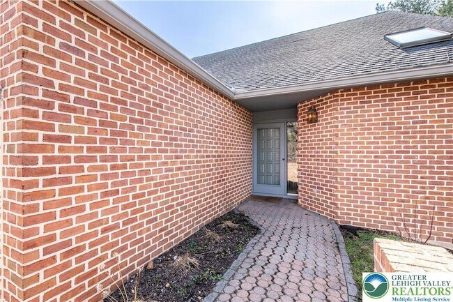 Foto del edificio - 5721 Crawford Dr