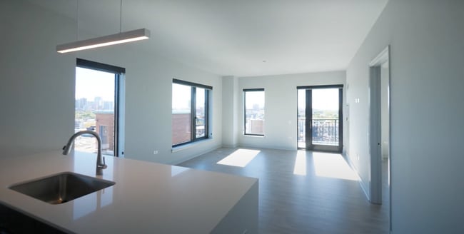 Building Photo - 1041 W Addison St