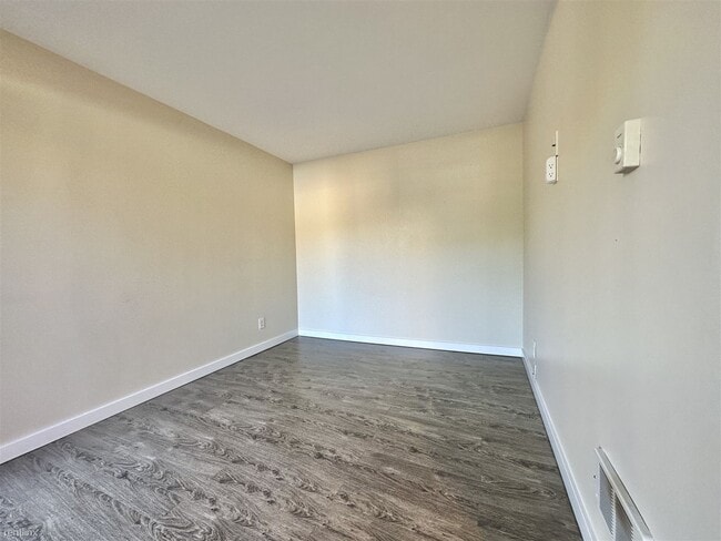 Building Photo - 1 br, 1 bath 4plex - 6111 8th Avenue North...