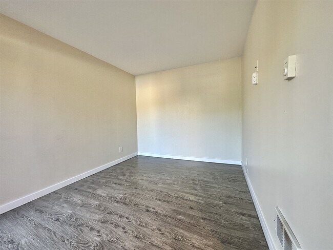 Foto del edificio - 1 br, 1 bath 4plex - 6111 8th Avenue North...