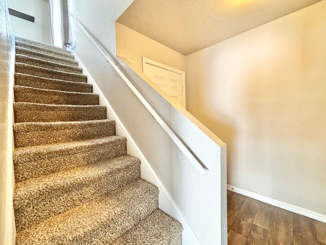 Foto del edificio - Darling Townhome at Glendon Condos!