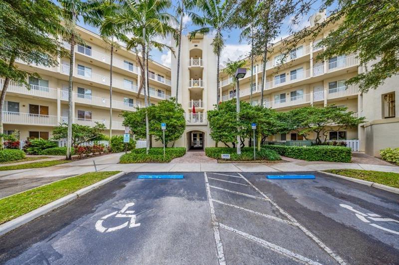 Foto principal - 3600 Oaks Clubhouse Dr