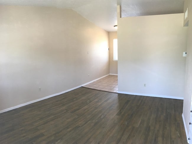Building Photo - 913 Drake Dr