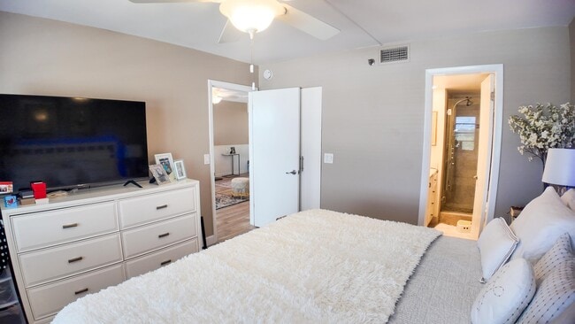 Foto del edificio - 4640 Lucerne Lakes Blvd W