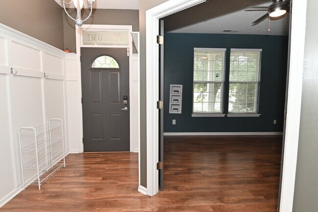 Building Photo - Spacious 4-Bedroom Haven with 2.5 Baths and Nearly 3,000 Sq Ft of Comfort in Indianapolis!