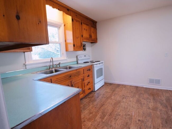 Building Photo - 2500 Byron St