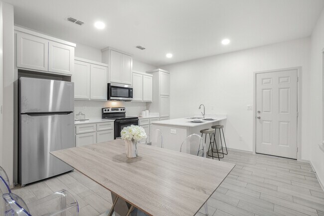 Foto del edificio - 1002 N Tower Rd