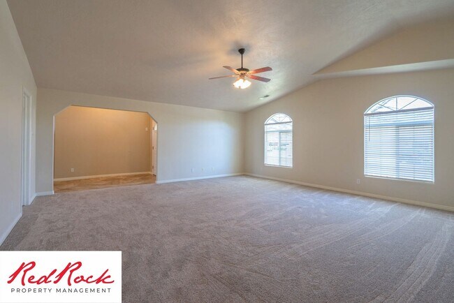 Foto del edificio - 5 Bedroom Pet Friendly Home!
