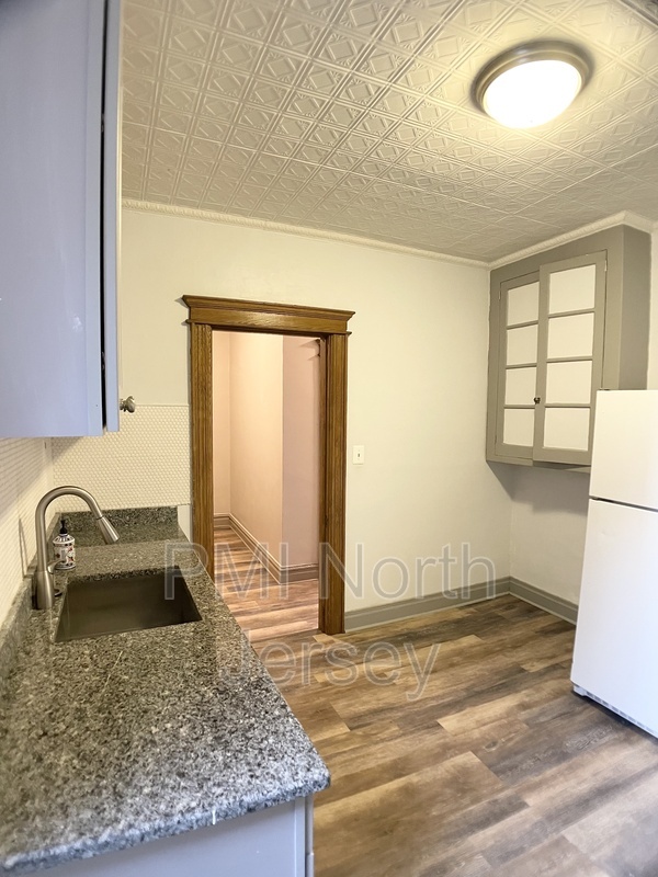Building Photo - 437 53rd St