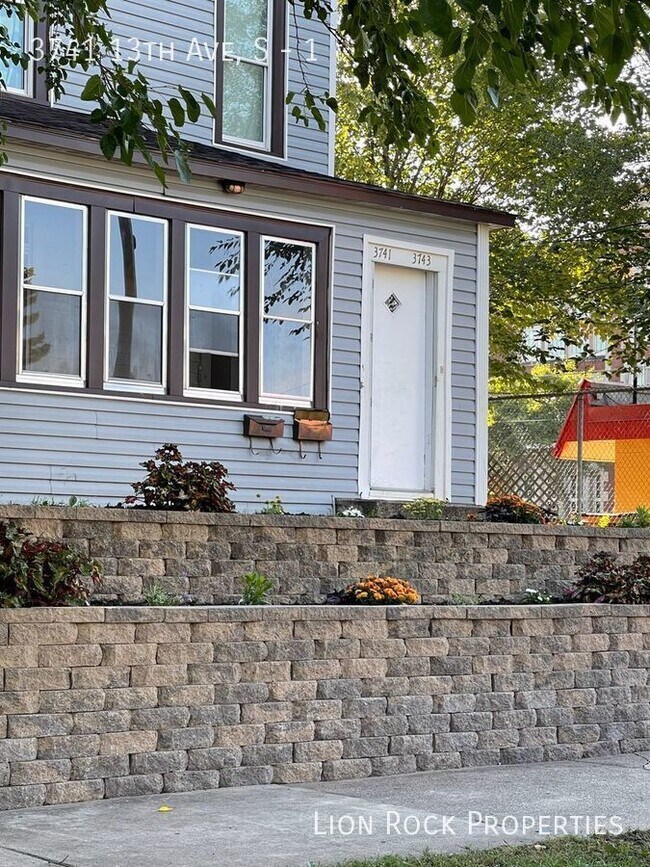 Building Photo - Spacious 3 Bedroom Duplex in South Minneap...