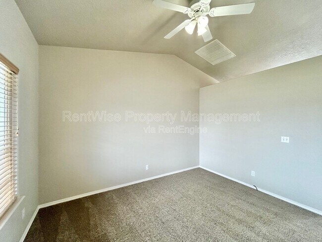 Foto del edificio - 668 N Quarter Moon Ave