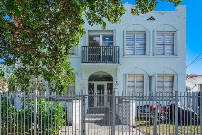Building Photo - 301 SW 10th Ave