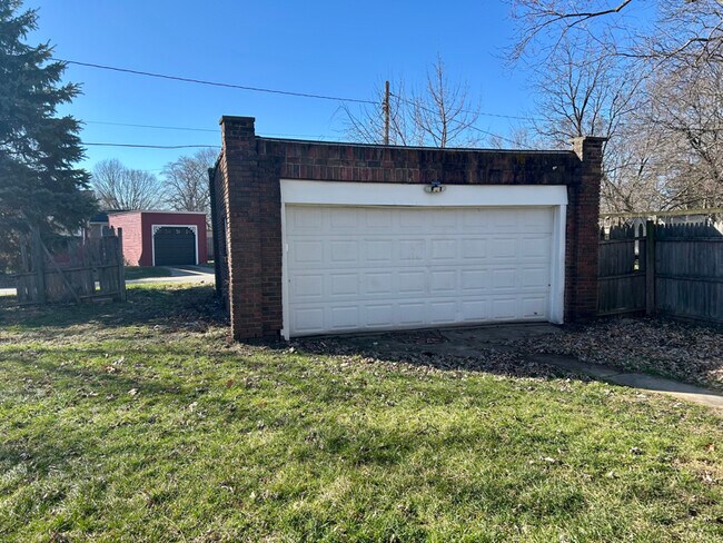 Building Photo - 1407 Strong Ave