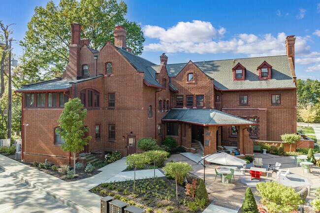 Patio y parte posterior del edificio - College Club Apartments