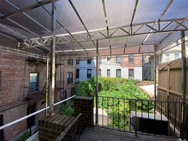 Foto del edificio - 8672 Bay Pkwy