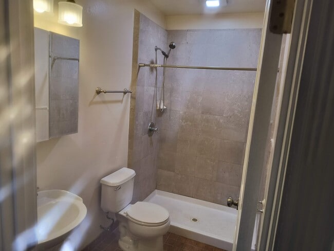 shower - 631 Canal St