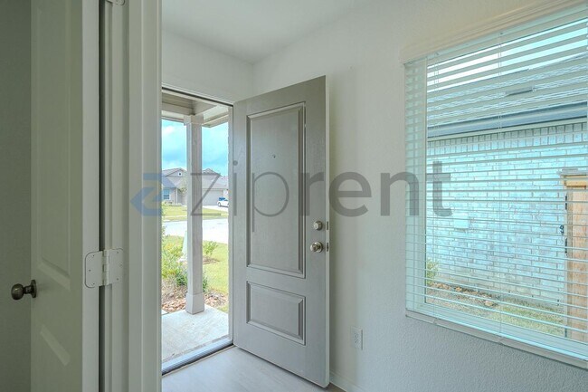 Building Photo - Unit