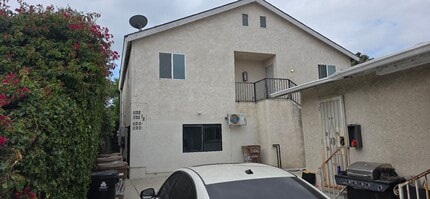 Building Photo - 1120 W 93rd St