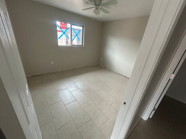 Foto del edificio - 1315 W 5th St