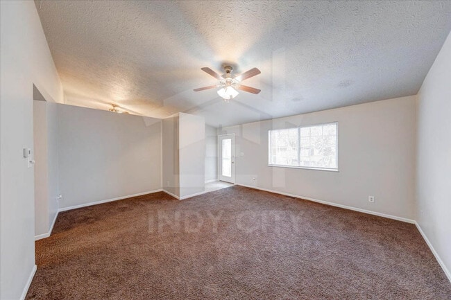 Foto del edificio - 542 Woods Crossing Dr